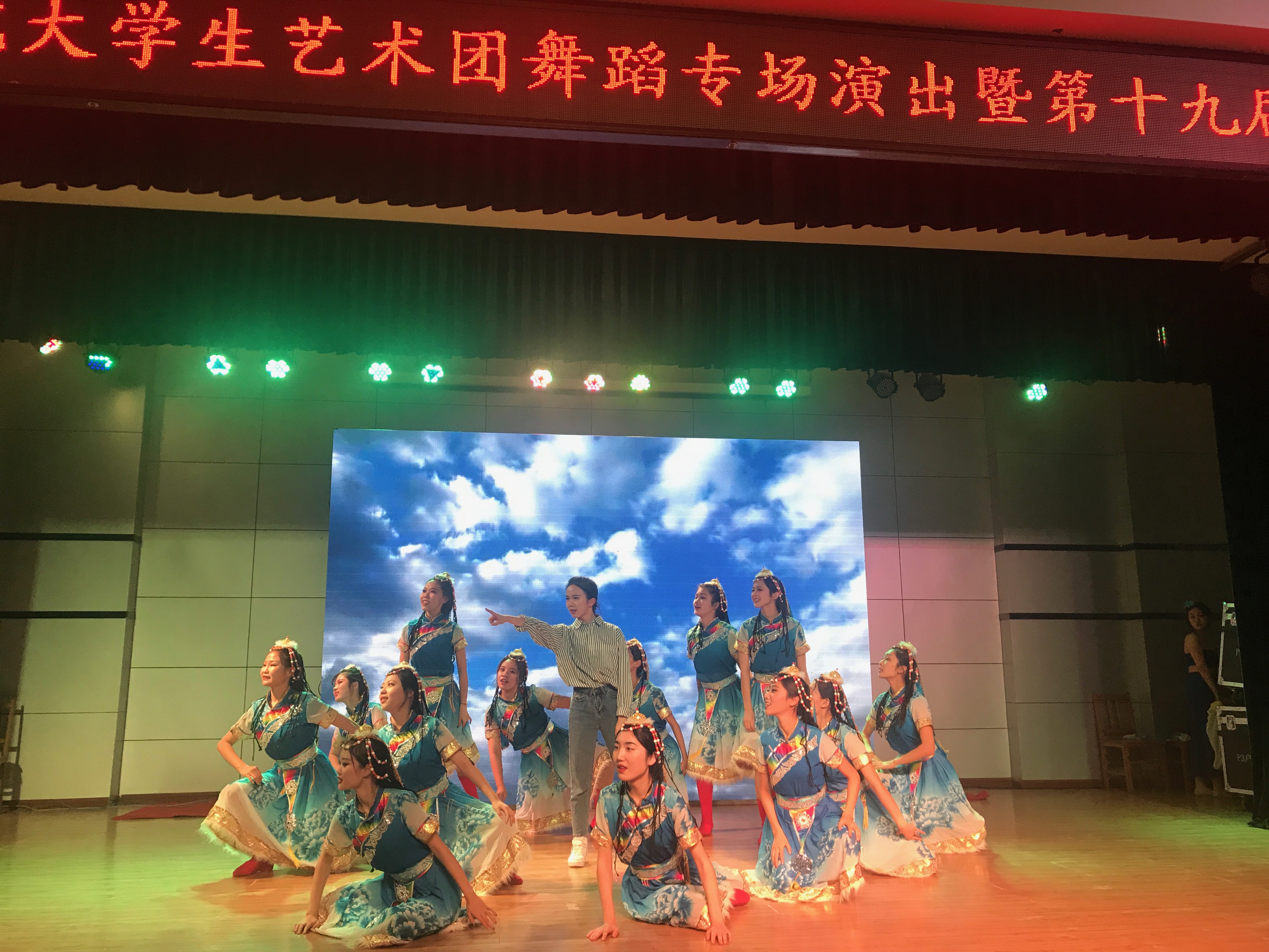 青春动态12月15日,我校大学生艺术团舞蹈专场演出暨第十九届社团文化