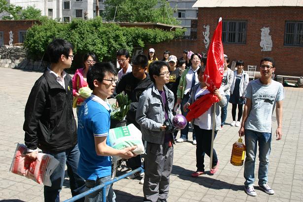 同学们到达敬老院